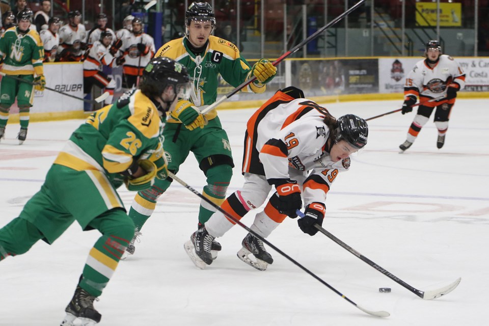 Kam River's Holden Woodcroft (19) stretches for the puck with Thunder Bay's Drew Meloche and Matthew Halushak in pursuit on Saturday, Oct. 1, 2022 at Fort William Gardens. (Leith Dunick, tbnewswatch.com)