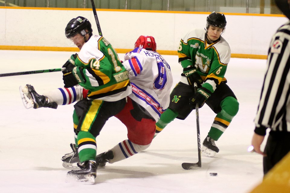 Justin Muir and Avery Siau sandwich Minnesota's Cody Hendrickson Brad Thrower takes the draw against Minnesota's Eli Kinsman on Saturday, March 17, 2018 at the NorWest Arena. (Leith Dunick, tbnewswatch.com)