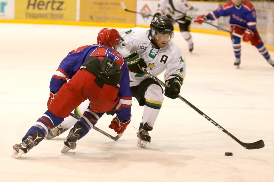 Thunder Bay's Avery Siau (right) tangles with Minnesota's Matt Butler on Friday, Oct. 27, 2017 at Fort William Gardens (Leith Dunick, tbnewswatch.com