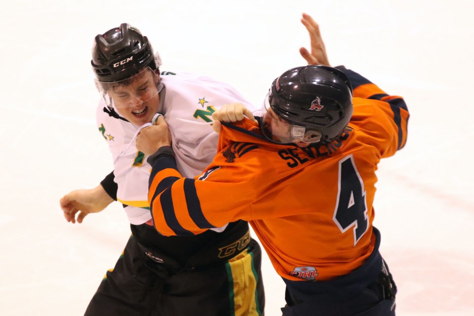 Thunder Bay's Owen Belisle and Thief River Falls' Alec Severson duke it out at Fort William Gardens on Saturday, De.c 16, 2017. (Leith Dunick, tbnewswatch.com)