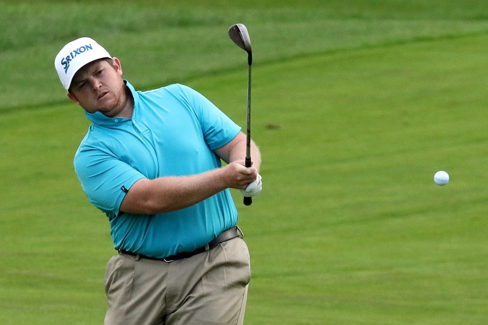 Patrick Newcombe chips on 18 on Day 3 of the Staal Foundation Open (Leith Dunick, tbnewswatch.com). 