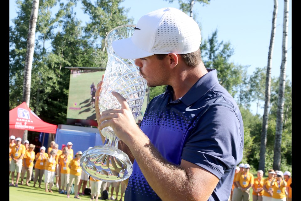 Johnny Ruiz kisses the Staal Foundation Open trophy on Sunday, July 16, 2017 (Leith Dunick, tbnewswatch.com). 