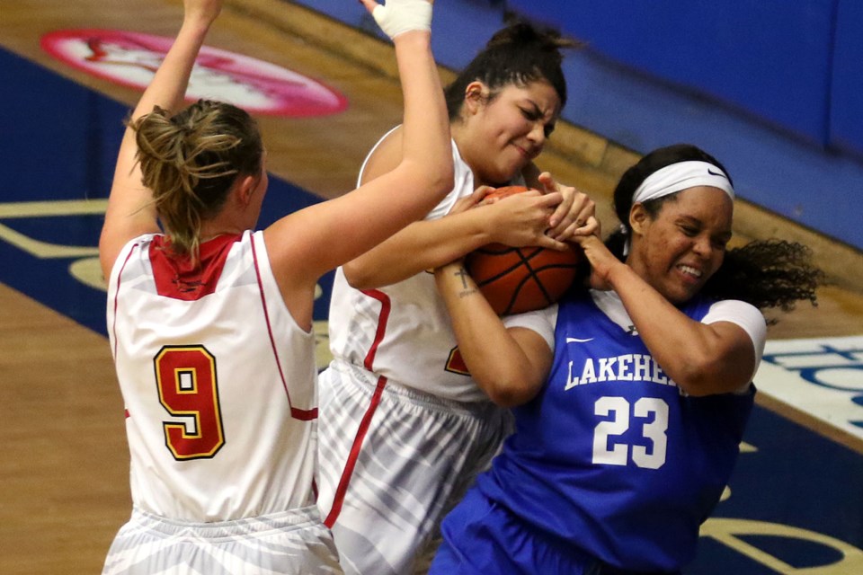 Lakehead's Leashja Grant (right) battles Guelph's Quincy Sickles and Ivana Vujadinovic (right) for the ball on Saturday, Jan. 6, 2018 at the C.J. Sanders Fieldhouse. (Leith Dunick, tbnewswatch.com)