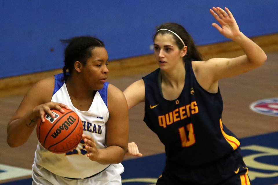 Leasha Grant battles Queen's forward Veronika Lavergne on Friday, Nov. 23, 2018. (Leith Dunick, tbnewswatch.com)