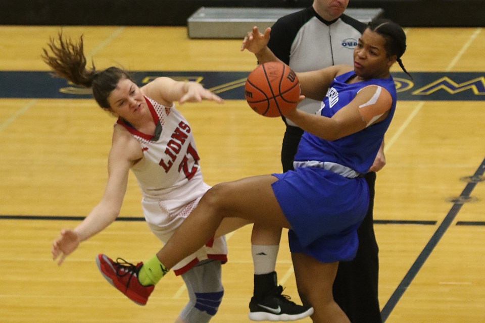 Lakehead's Leashja Grant (right) and York's Lauren Golding take the opening tip-off on Saturday, Nov. 24, 2018. (Leith Dunck, tbnewswatch.com)