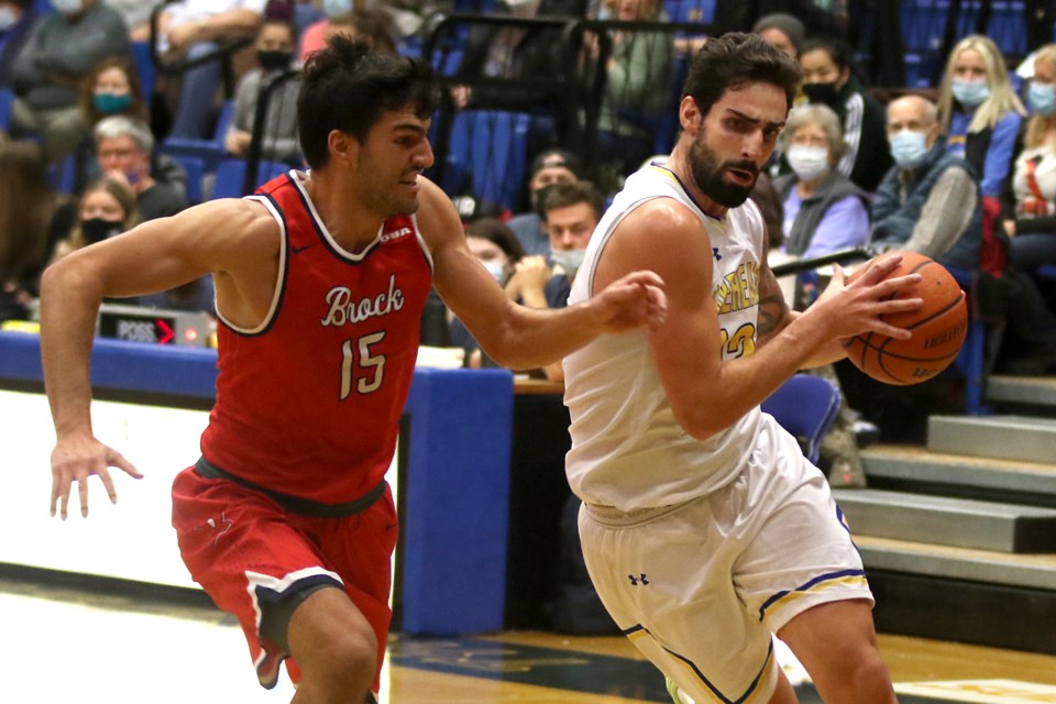 Lakehead's Eric Gonzalez (right) looks to drive to the net against Brock's Daniel Cayer on Friday, Nov. 12, 2021. (Leith Dunick, tbnewswatch.com)