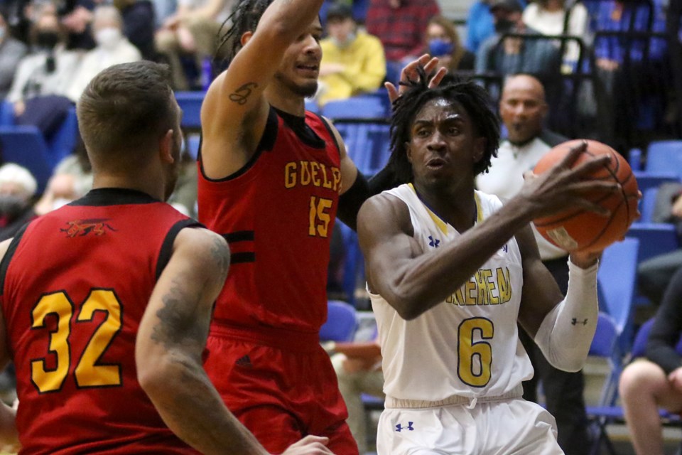 Lakehead's Michael Okafor (left) goes bucket hunting on Friday, Feb. 11, 2022. (Leith Dunick, tbnewswatch.com)