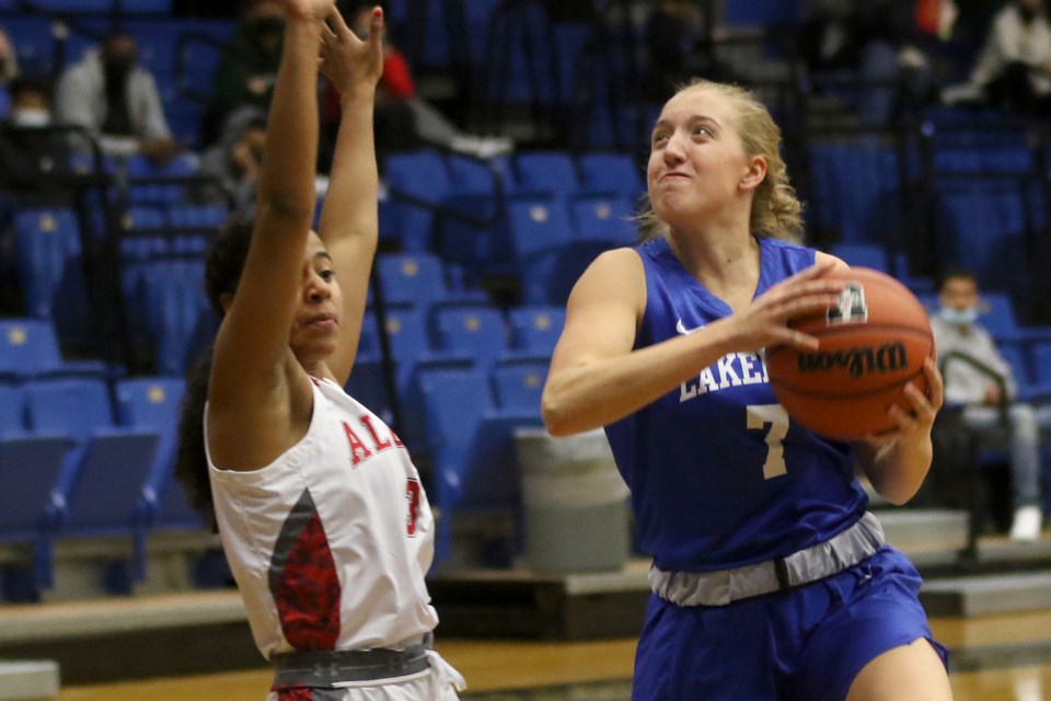 Lakehead's Hana Whalen drives the lane against the Algoma Thunderbirds on Sunday, Oct. 24, 2021. (Leith Dunick, tbnewswatch.com)