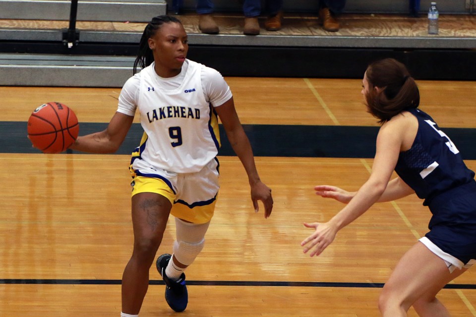 Tiffany Reynolds (left) led all scorers with 26 points, helping Lakehead down Toronto 78-71 for the team's first win of the 2022-23 campaign on Friday, Jan. 13, 2023. (Leith Dunick, tbnewsawtch.com)