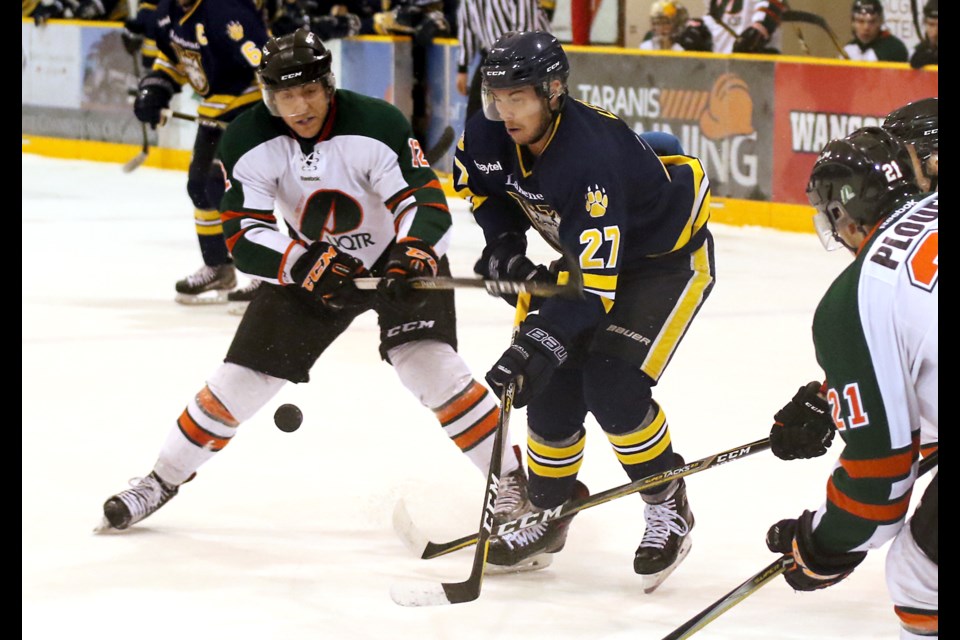 Lakehead's Cooper Leitch (right) fights off UQTR's Gabriel Slight in first-period play on Friday, Oct. 20, 2017 at Fort William Gardens (Leith Dunick, tbnewswatch.com). 