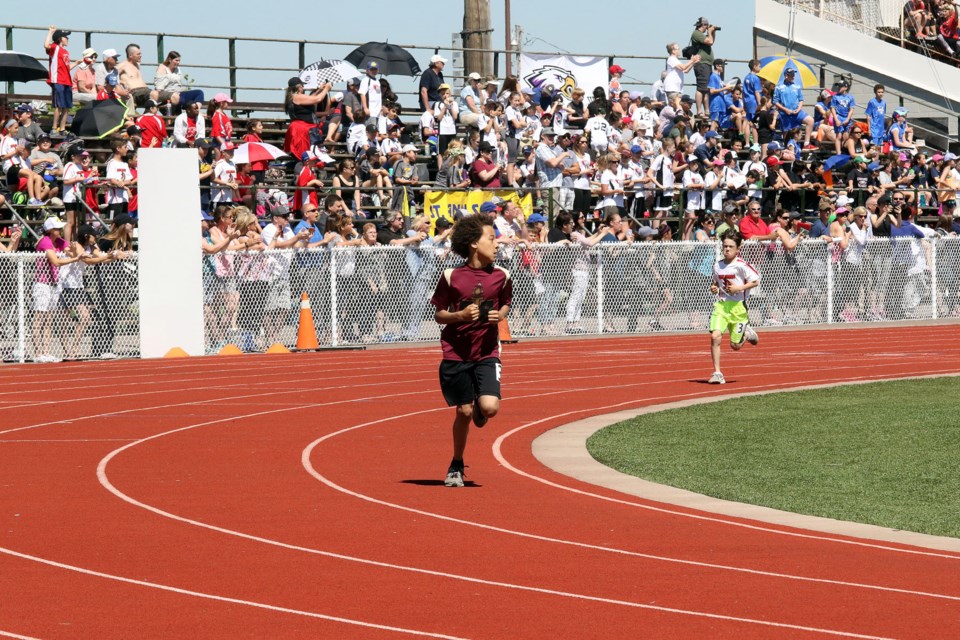 Kross Forde looks back at his peers as he coasts to win the 800-metre junior run. (Michael Charlebois, tbnewswatch.com)