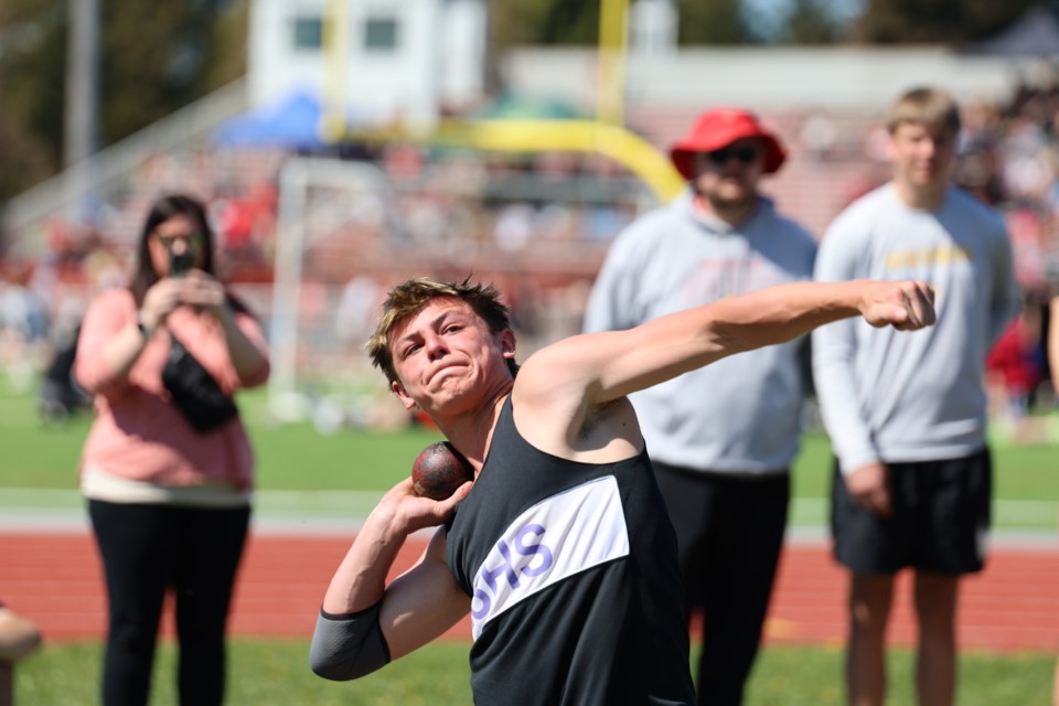 Aiden Fummerton, throwing the record breaking 14.23m