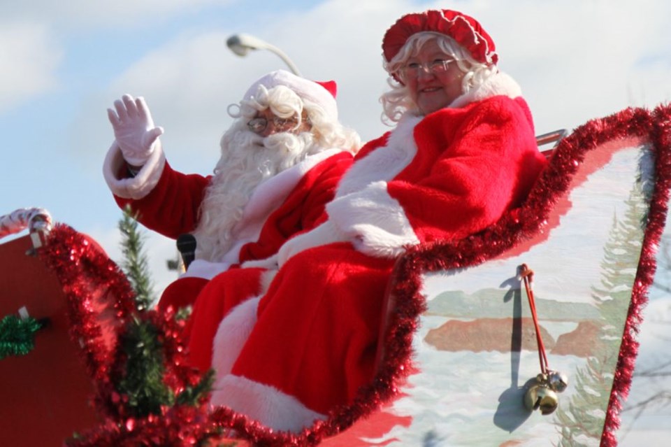 Thousands brave cold to see Santa Claus at annual parade