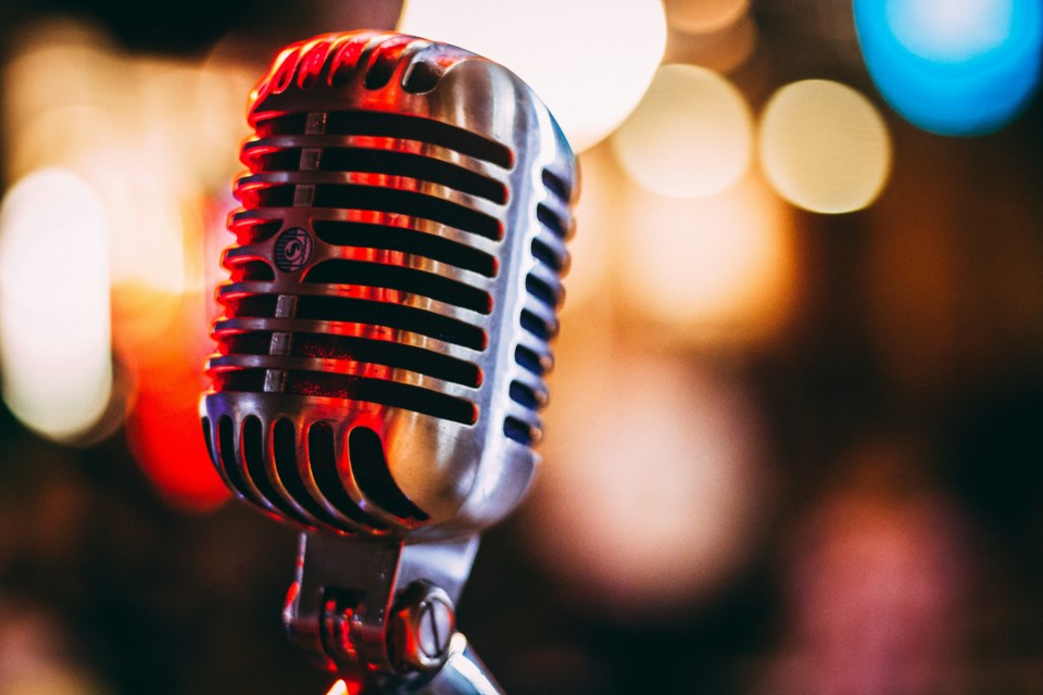 live-mucis-microphone-singing
