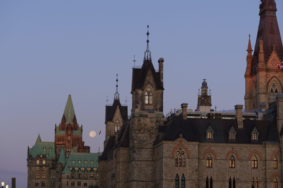 Full,Moon,Over,Parliament,,Ottawa,,Canada