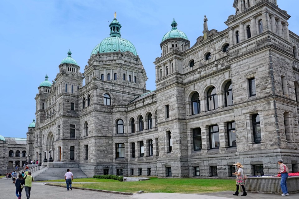 Victoria,,Bc,,Canada,-,July,15,,2015:,Visitors,Walk,Past