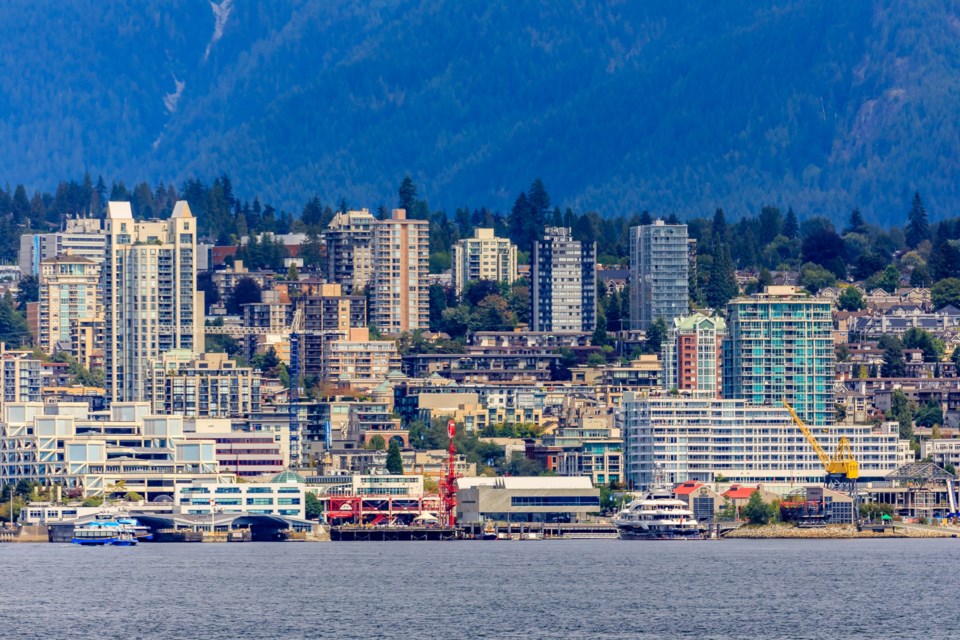 Vancouver,North,Shore,Skyline,And,Waterfront,Cityscape,With,Grouse,Mountain