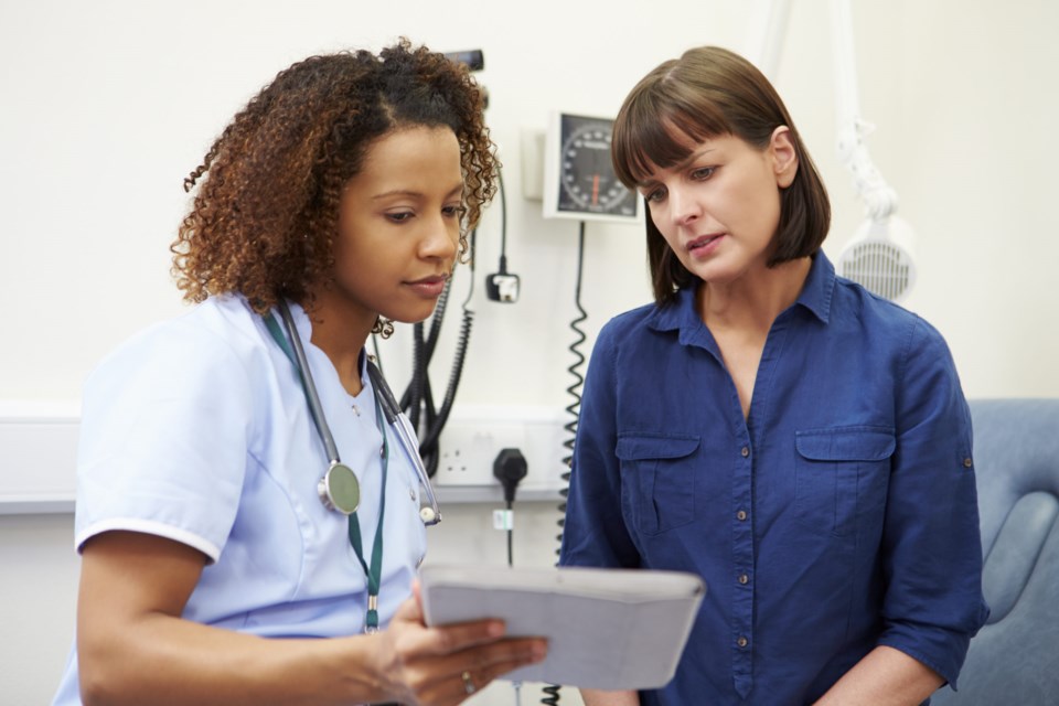 Nurse,Showing,Patient,Test,Results,On,Digital,Tablet