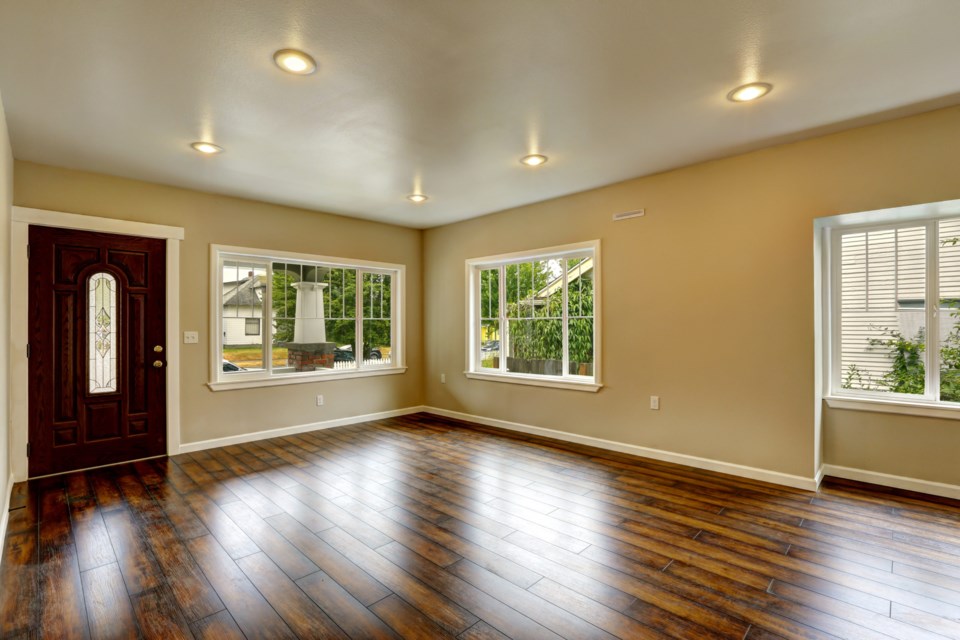 Empty,House,Interior.,Spacious,Living,Room,With,New,Hardwood,Floor