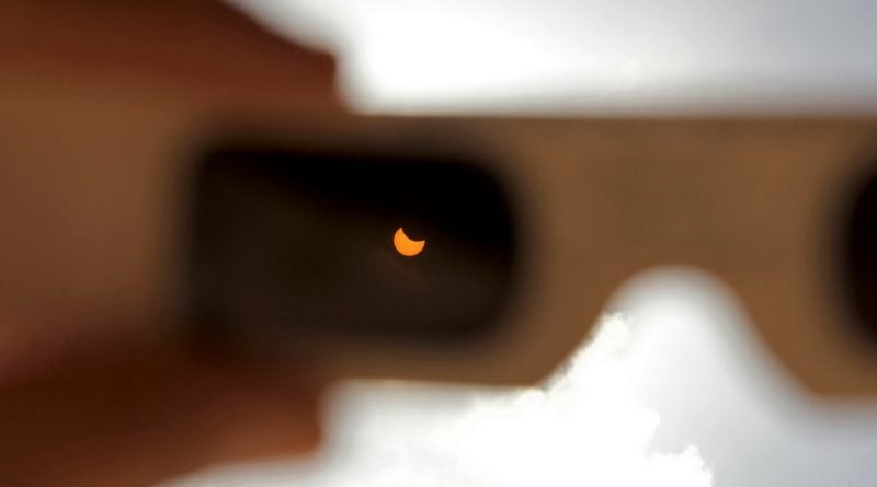 82-when-and-when-not-to-wear-solar-eclipse-glasses-800x445
