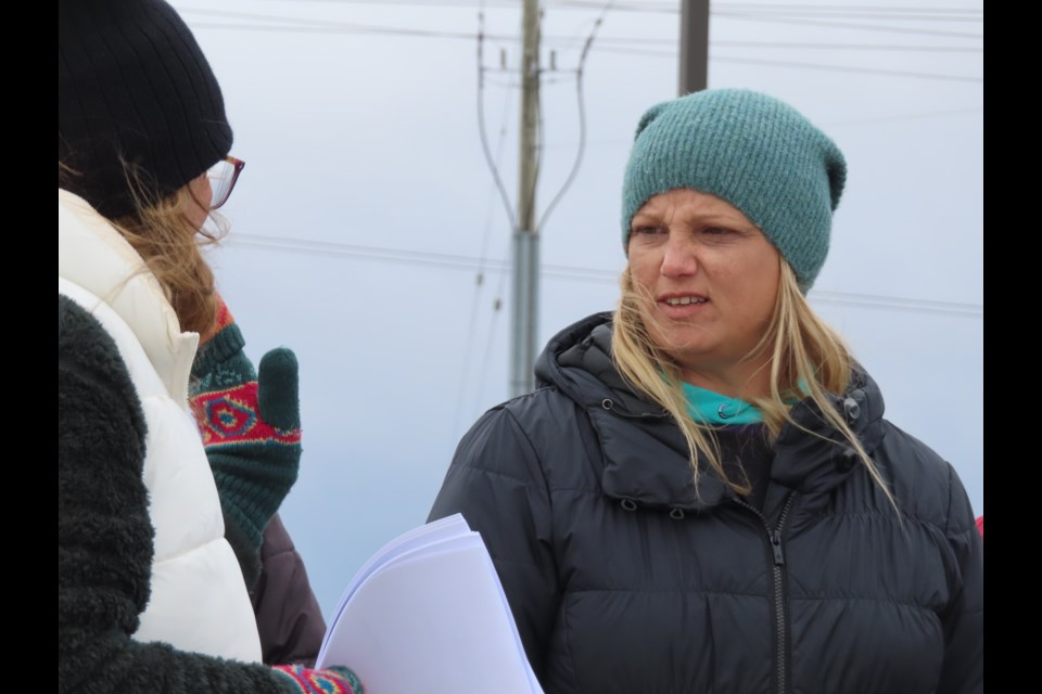 Kelly Blagdon, Katrina's oldest sister, met with volunteer searchers in Rolling Meadows on Saturday.