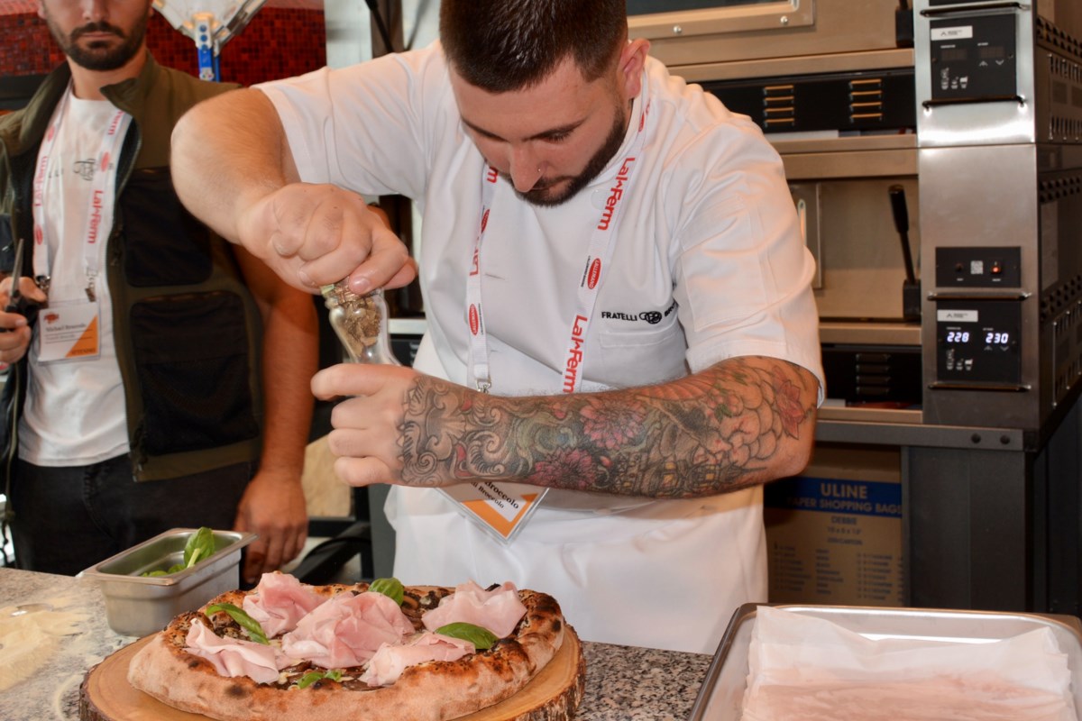 Il pizzaiolo Thorold vince lo Chef dell’anno al Canadian Pizza Summit