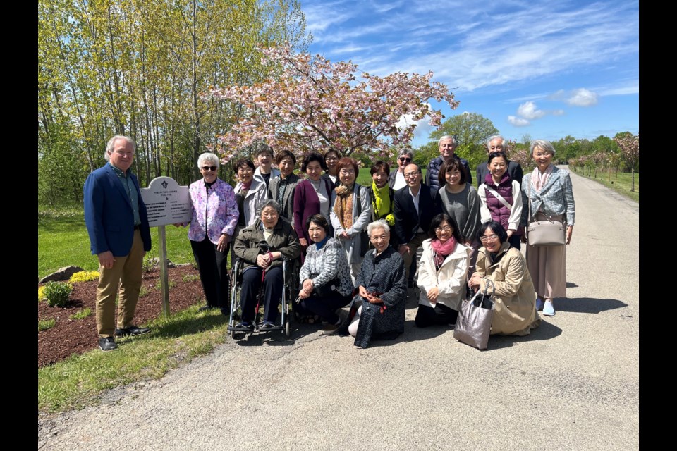 Mayor Terry Ugulini, Cathy Ker, and the alumni from Tōyō Eiwa Jogakuin.