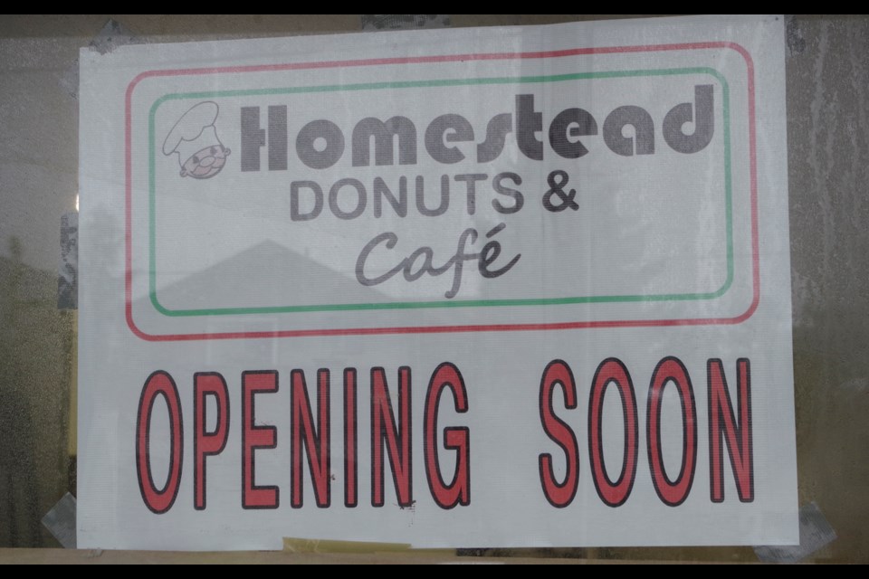 Homestead Donut sign at the former dollar store on Pine Street. Bob Liddycoat/Thorold News