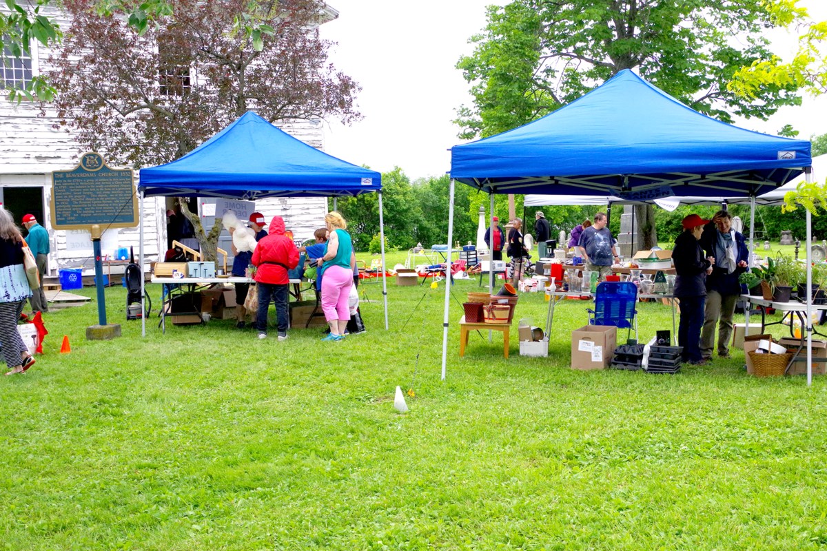 Yard sale attracts droves - ThoroldNews.com
