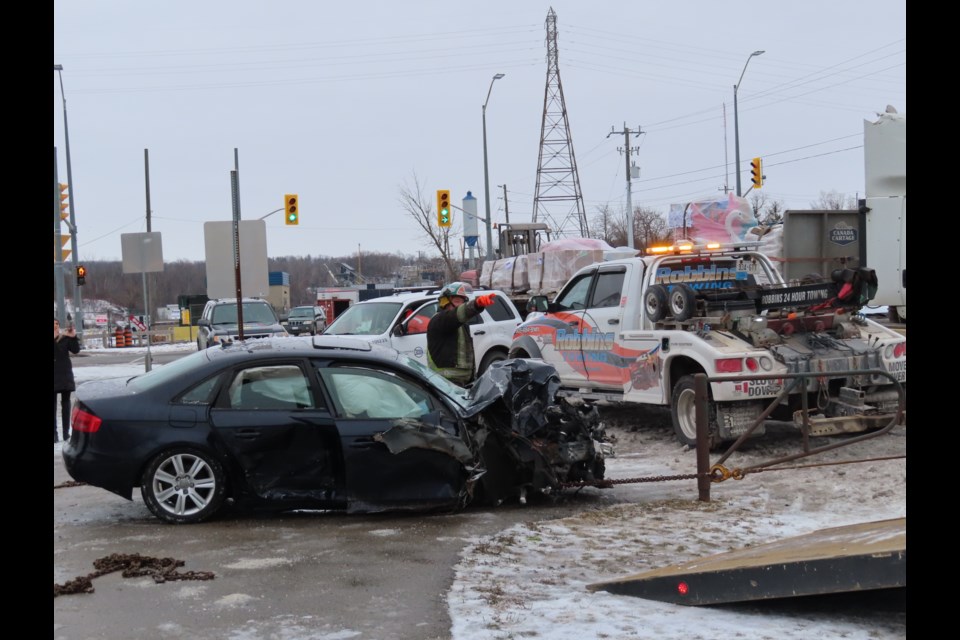 Towing crews working on the site of the accident on Tuesday morning. (Photo: Ludvig Drevfjall/Thorold News)