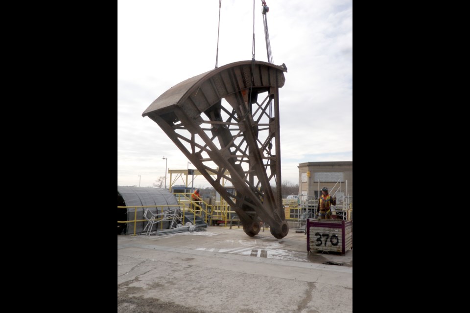 Crew moves taintor valve from Welland Canal Lock. Submitted photo