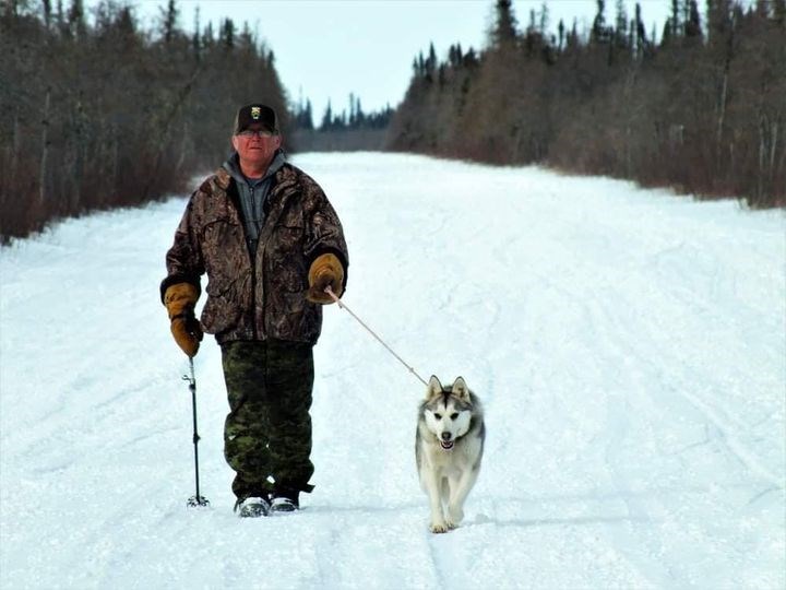 Sam Hunter and a two-year-old Siberian Husky called Chase walked from Peawanuck to Moose Factory for over two weeks to raise awareness about various issues.