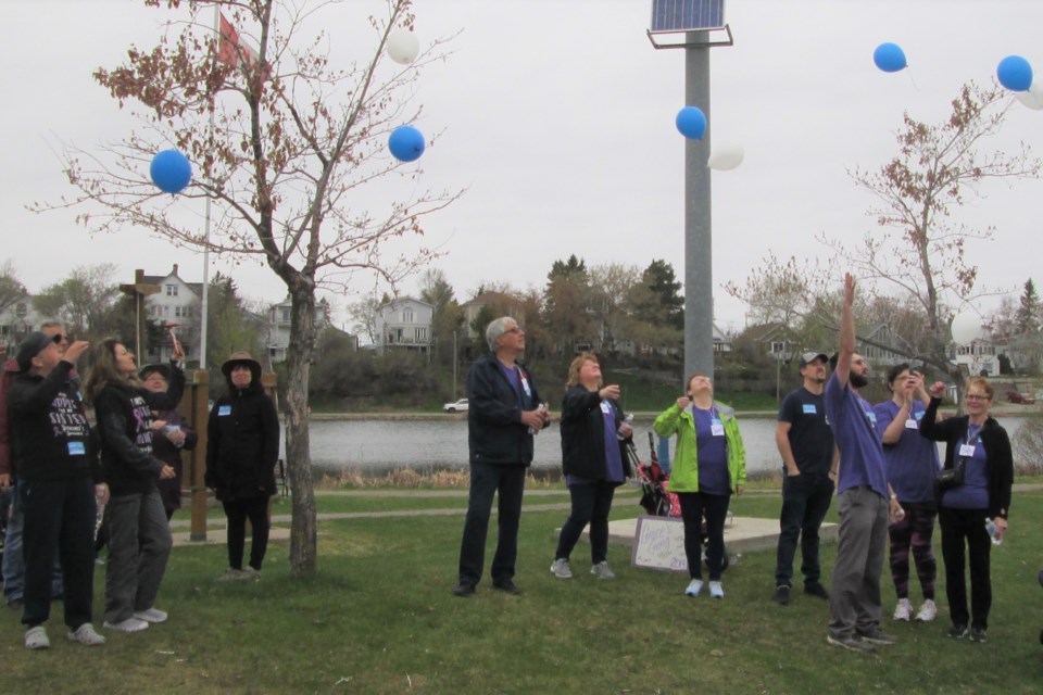 Balloons were released following the I.G. Wealth Management Walk for Alzheimer’s held at Gillies Lake on Saturday. Participants released balloons to commemorate loved ones with dementia. Wayne Snider for Timmins Today