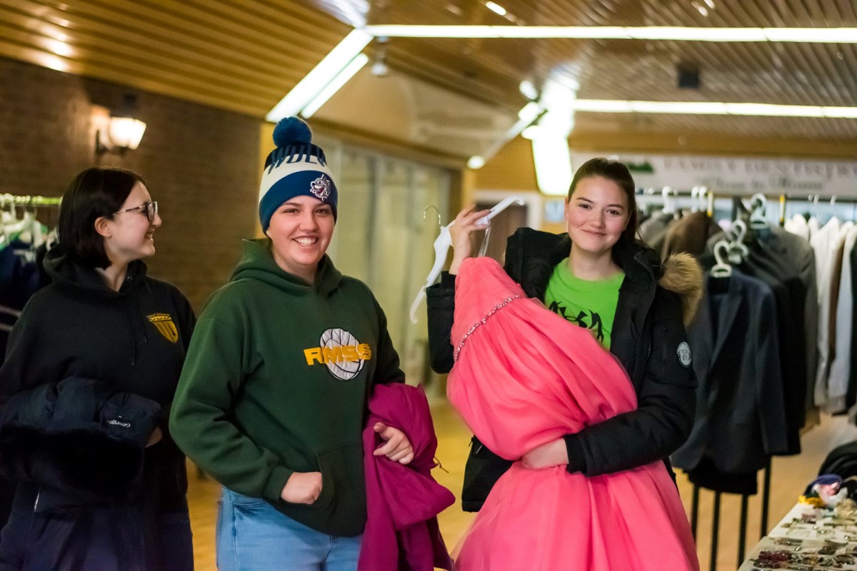 Timmins woman making sure graduates look their best, for free Timmins woman making sure graduates look their best, for free