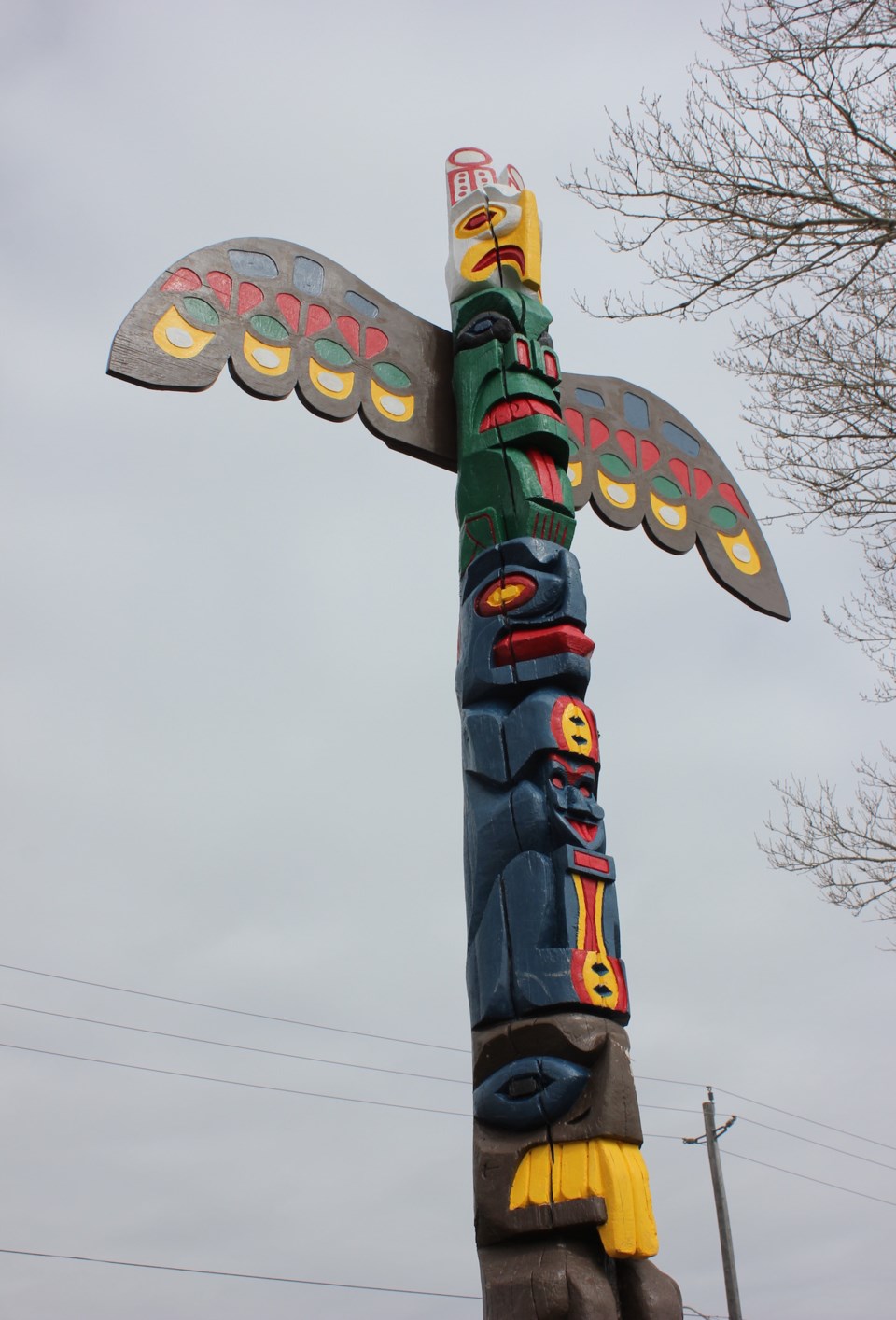 College raises totem pole prior to annual powwow 