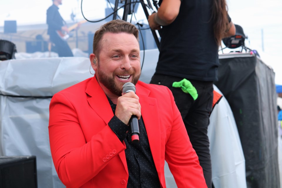 Johnny Reid opts to descend from the stage to get close with his fans. Andrew Autio for TimminsToday