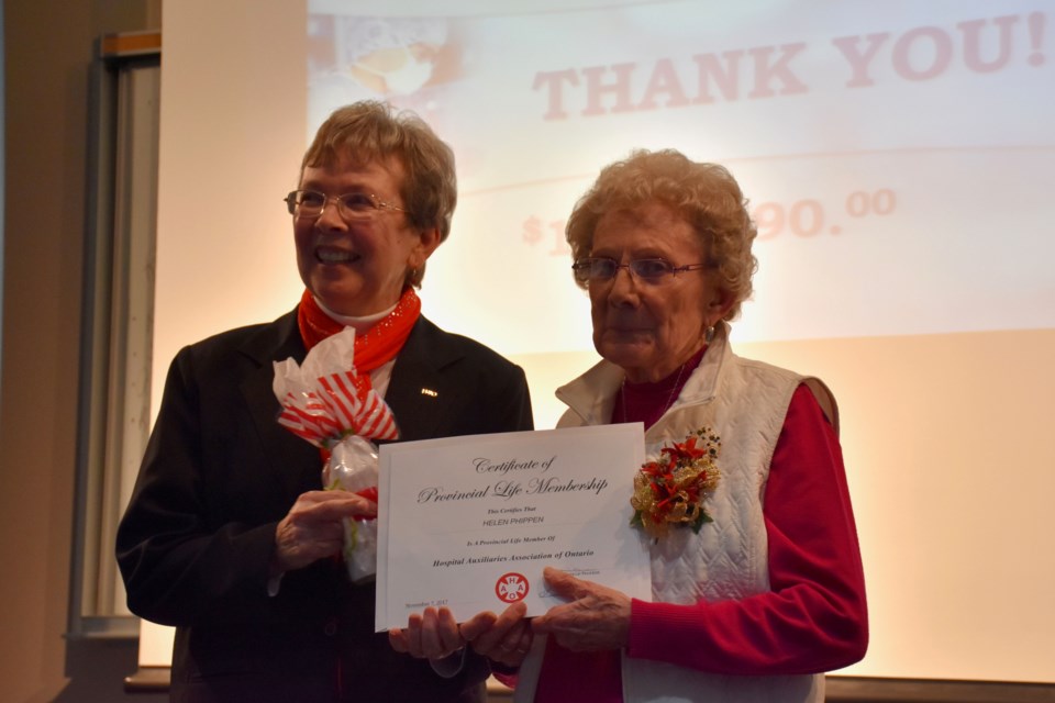Hospital Auxiliaries Association of Ontario regional Chair Lise Simpson honours Timmins and District Hospital Auxiliary volunteer Helen Phippen. Maija Hoggett/TimminsToday