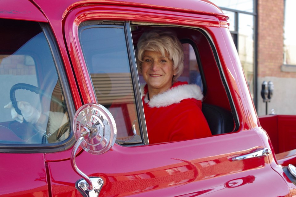 2017-11-14 MRs. Claus downtown Timmins MH