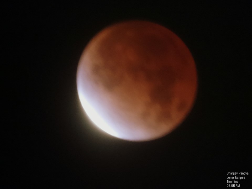 2021-11-19 Lunar eclipse_Timmins_0356 am SUP