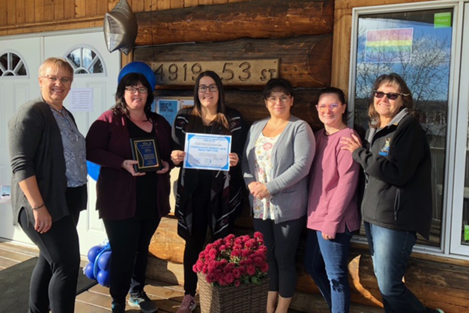 Business of the Year – Sponsored by the Athabasca District Chamber of Commerce – Athabasca Native Friendship Centre/Riddles Thrift Store
L-R: Chamber president Tova Schwede, ANFC executive director Laureen Houle, Rhianna Osachie, Shawna Griffiths, Kelsie Ross, Noel Laliberte.
