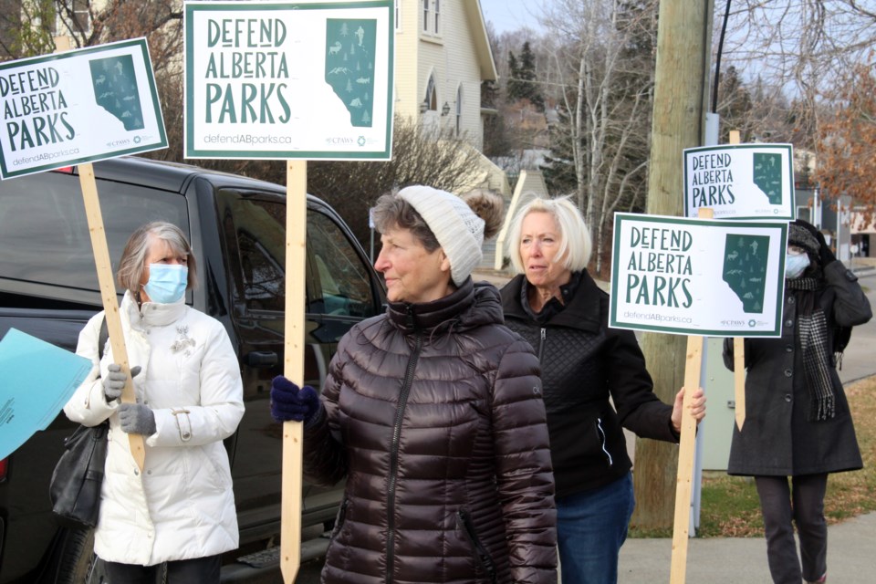 Marion Kadikoff, Marilyn Bittorf, Barb Oldale, and Monica Rosborough walked along the sidewalk in front of the Town of Athabasca office while Save Chain Lakes co-founder Cecile Fausak and group member Paula Evans met with MLA Glenn van Dijken to present him with a petition of over 1.700 signatures calling for Chain Lakes, Lawrence Lake and Fawcett Lake to remain public.

Heather Stocking/AA 