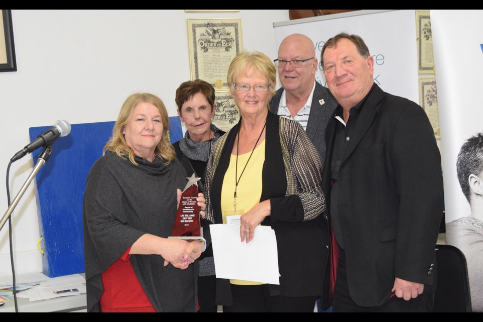 The Premier’s Council on the Status of People with Disabilities member Cathy Smith presents the East Side Bus Society with the Excellence in Community award. L-R: East End Bus co-ordinator Lorna Porter, Summer Village of Sunset Point deputy mayor Ann Morrison, Smith, Alberta Beach Coun. Daryl Weber and Lac Ste Anne Coun. Lorne Olsvik.
Barry Kerton/BL