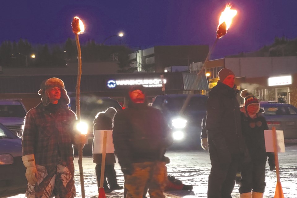 Athabasca’s first Enough is
Enough rally to protest COVID19 lockdown restrictions took
place as the sun went down
Feb. 26. More than 100 peaceful protestors attended, and
no confrontations took place,
although two torchbearers did
attend. Everyone else used candles, flashlights and headlights to show their support.