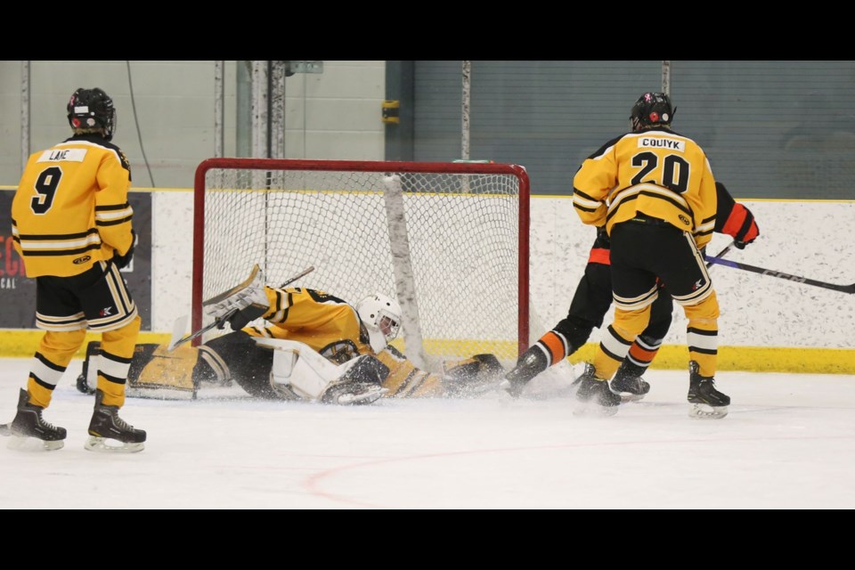 Barrhead Renegades goaltender Jack Fitzpatrick stretches out to make a save against the Valleyview Icedogs.