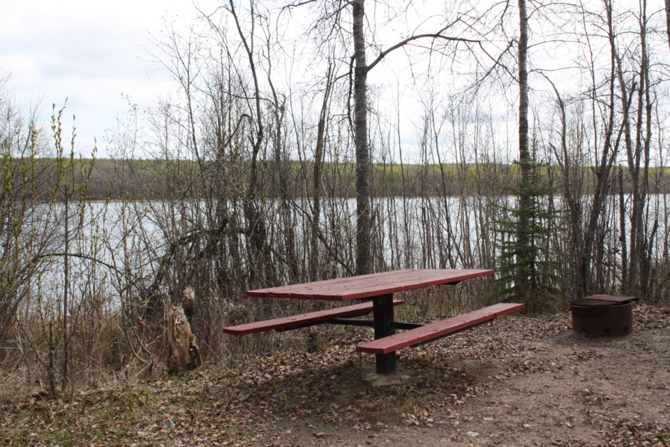 Jackfish Lake empty picnic web