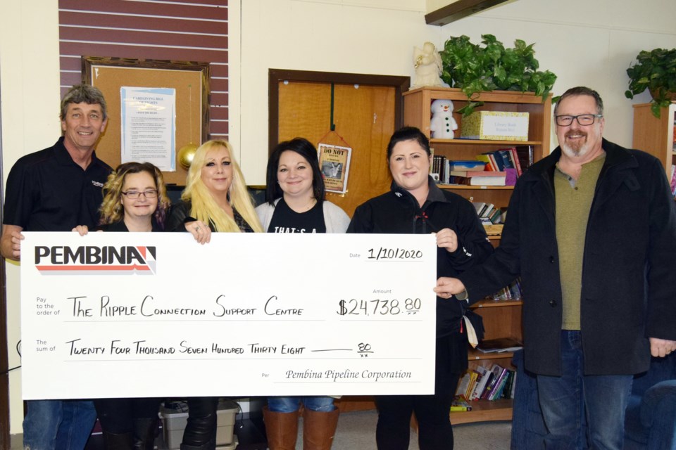 On Jan. 10, Pembina Pipelines donated $24,738.80 to the Ripple Connection Support Centre. L-R: Pembina Pipelines district manager John Pattyson, RCSC kitchen coordinator Gennie Williams, RCSC board chair Kristi McKort, administrative campaign chair Janie Freckelton and Pembina Pipelines supervisor Troy Wharton.
Barry Kerton/BL