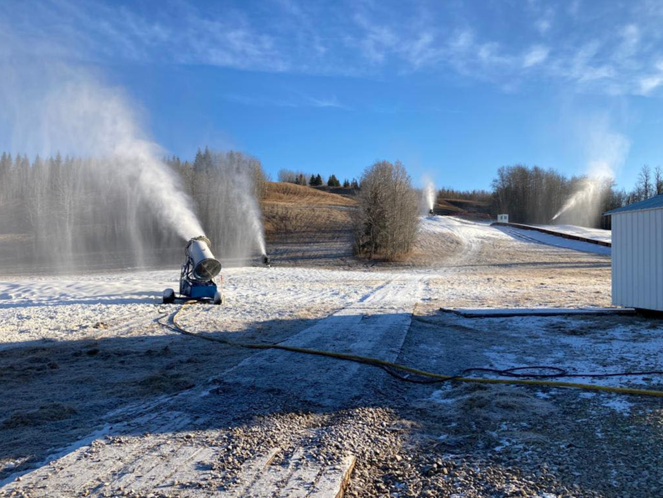 snow-guns-at-tawatinaw-valley