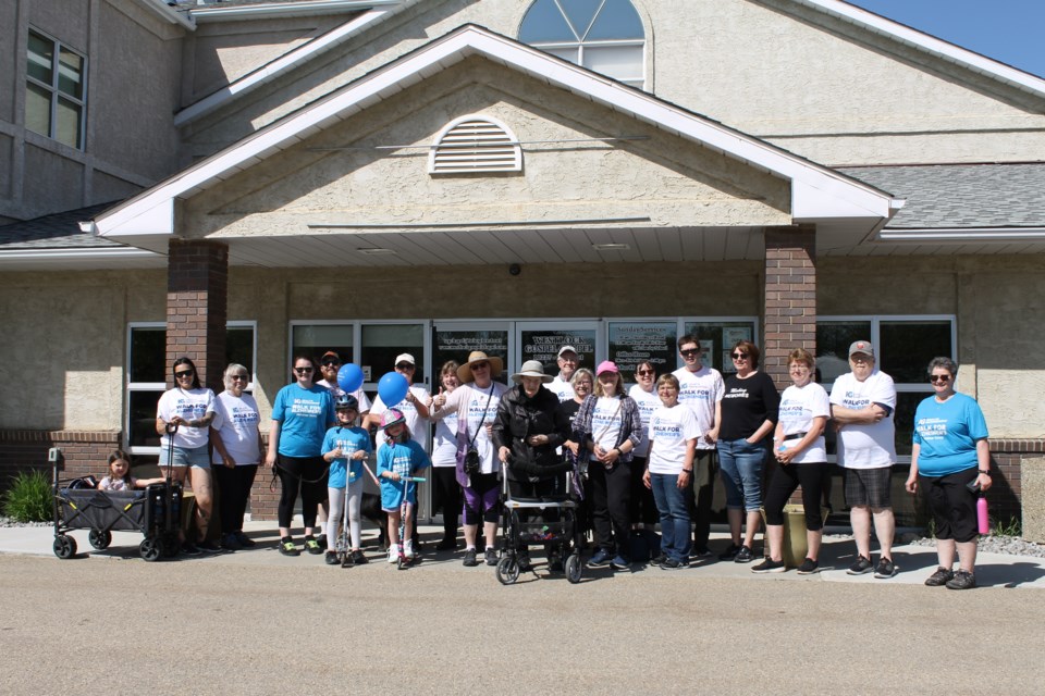 The group of over 20 participants before heading on the 2.5 km walk. 