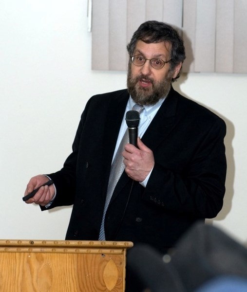 Arthur Gordan of CastleGlenn Consultants speaks to residents last week.