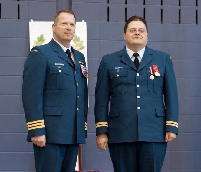 Karl Kopan receives his Diamond Jubilee Medal from Lieutenant-Colonel Rob Hamphuis.